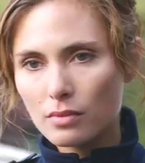  Elsa Mollien dans Claire Brunetti