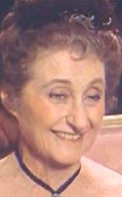  Louise Rioton dans Fort comme la mort